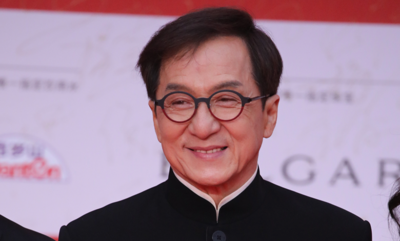 Jackie Chan n’est pas m.0rt — La rumeur de sa m.0rt qui circulait en ligne est démentie