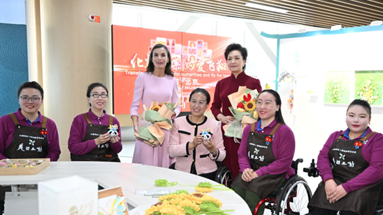 Peng Liyuan et la reine Letizia d'Espagne visitent un centre de services aux personnes handicapées à Beijing