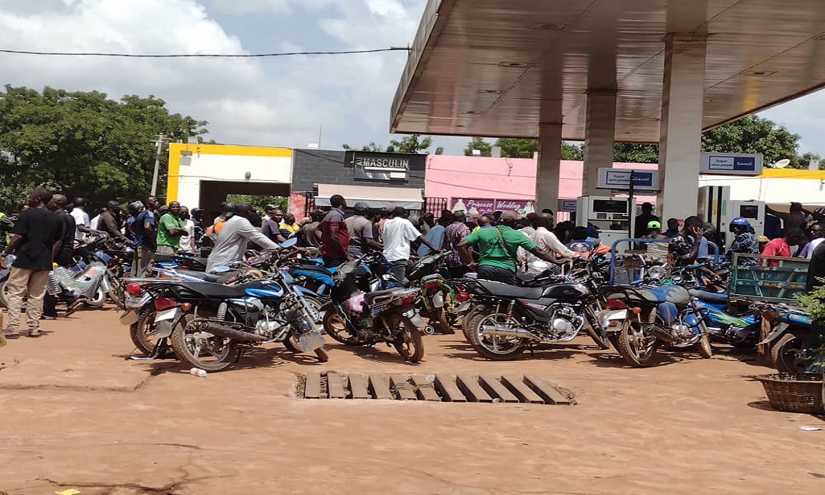Rareté et longues files d’attentes s’alternent dans les stations-services : A quand la fin de la crise du carburant au Mali ?