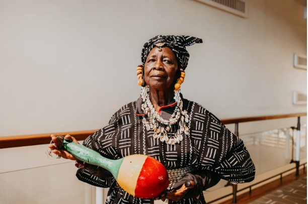 Le Mali célèbre une réussite internationale : Mariam Bagayoko, chanteuse, danseuse et instrumentiste, est nommée lauréate des Aga Khan Music Awards 2025.