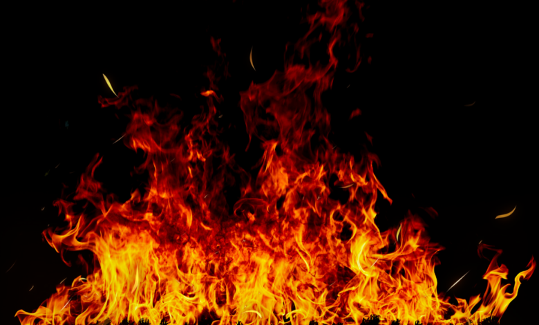 Une blague d’anniversaire tourne mal : un jeune homme de 21 ans brû.lé vif par ses amis