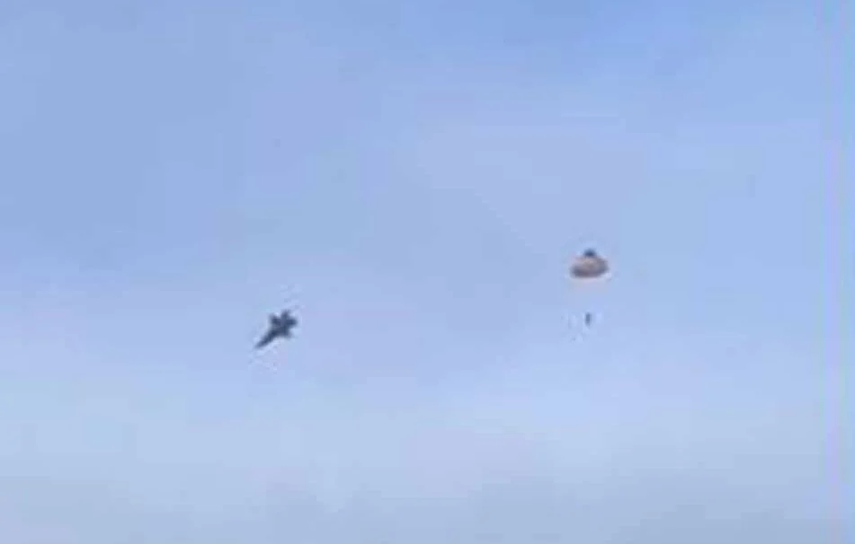 USA : Les images d'un pilote qui s'éjecte de son avion de chasse avant que l'appareil ne s'écrase dans le désert en Californie