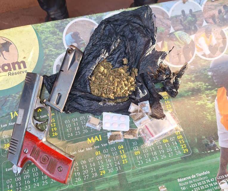 Sécurité de fin d'année : Deux individus interpellés à Sabalibougou pour détention d'arme et de stupéfiants