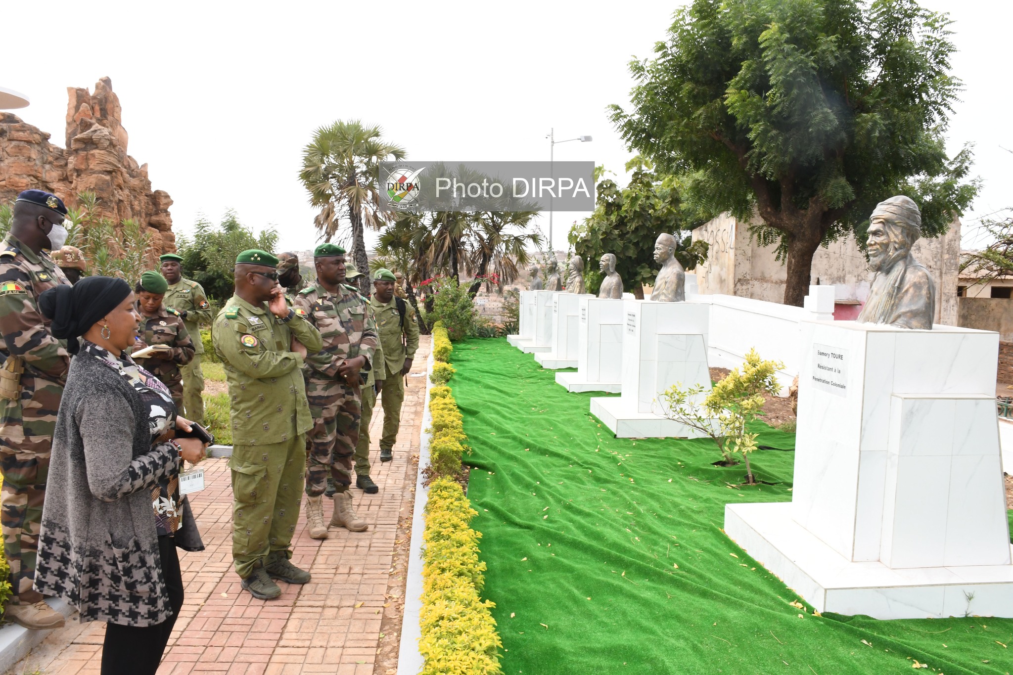 DEVOIR DE MEMOIRE : le Général BARMOU s’incline devant les Grands Hommes du Mali
