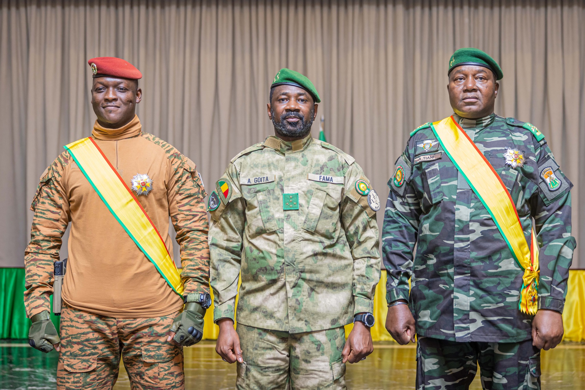 KOULOUBA : Décoration des Chefs d’État du Burkina Faso et du Niger