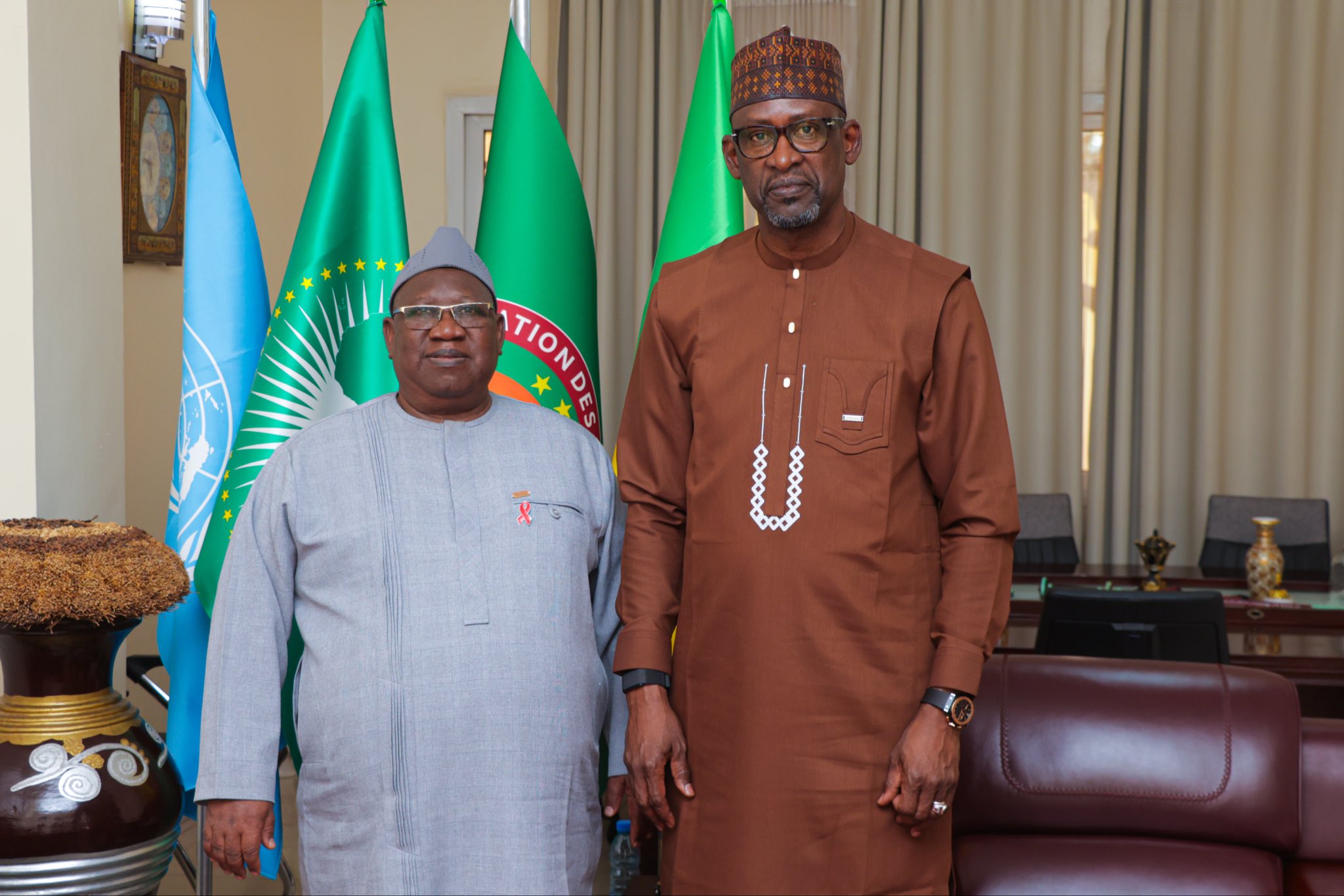 Diplomatie et Santé : Le Ministre Abdoulaye DIOP salue l’engagement du Dr Marc SABA au terme de sa mission