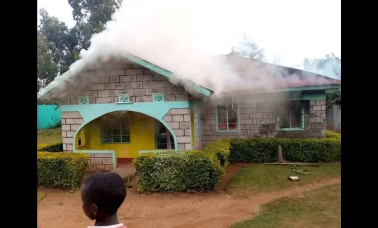 Un homme de 35 ans incendie la maison familiale après que son père lui a refusé de l’argent
