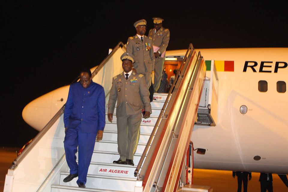 Le Ministre des Affaires Étrangères et de la Coopération Internationale, S.E.M. Tiébilé DRAMÉ est arrivé, ce mardi 24 décembre, à Alger pour prendre part aux obsèques du Général Ahmed Gaïd SALAH, Chef d’État-major de l’armée nationale populaire algérienne