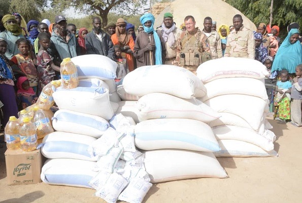 Tombouctou : FAMa et Barkhane apportent des vivres aux populations