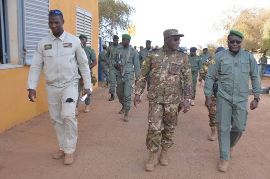 Le Chef d'état-major de l'Armée de l'Air dans la cité des Askia