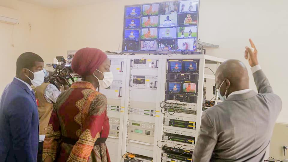 Visite de terrain de la Ministre Madame Kamissa CAMARA aux centres émetteurs du Point G et de Kati