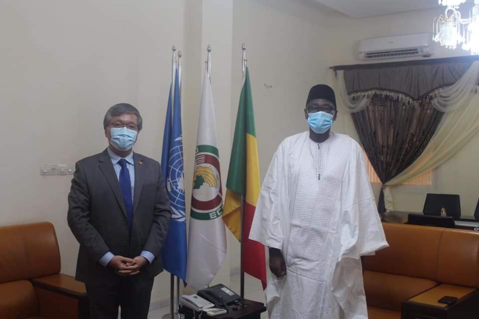 Echanges entre le Ministre des Affaires Étrangères et de la Coopération internationale S.E.M. Tiébilé DRAME avec S.E.M. ZHU Liying, Ambassadeur de la République Populaire de Chine auprès du Mali