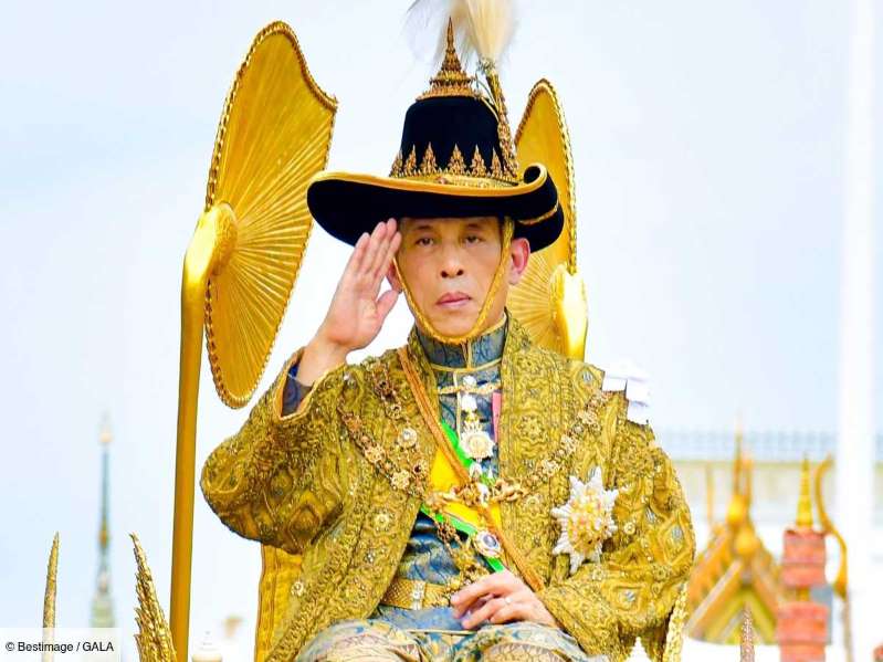 Confinement royal : le roi de Thaïlande s'enferme avec un harem de vingt concubines et crée la polémique