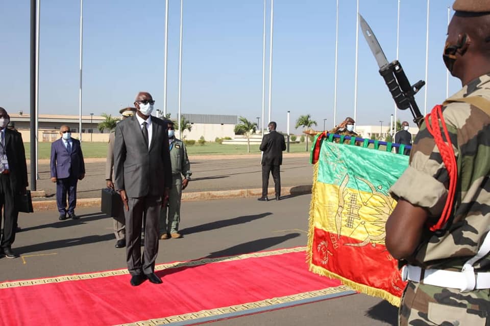 Mali : première tournée diplomatique du président de transition sur fond de polémique