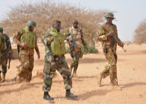 1ère REGION MILITAIRE (GAO) : les félicitations du Com-Théâtre au Check Point d’Ansongo