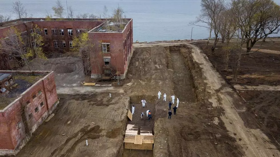 Covid-19 : une fosse commune sur une île à New York pour désengorger les morgues