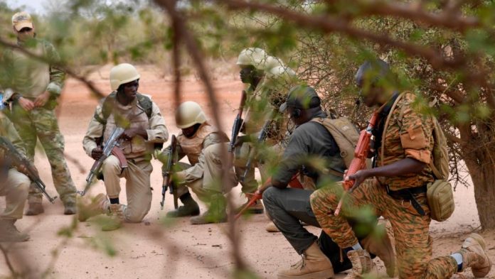 Burkina Faso : 5 soldats tués par un engin explosif