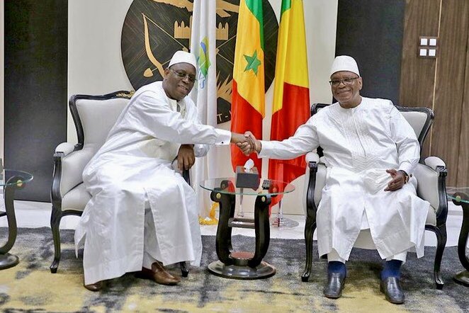 Le Président de la République SEM Ibrahim Boubacar Keita vient d'accueillir le Président du Sénégal. SEM Macky Sall est venu prendre part au Sommet de l'OMVS dont la cérémonie d'ouverture est prévue ce samedi au CICB