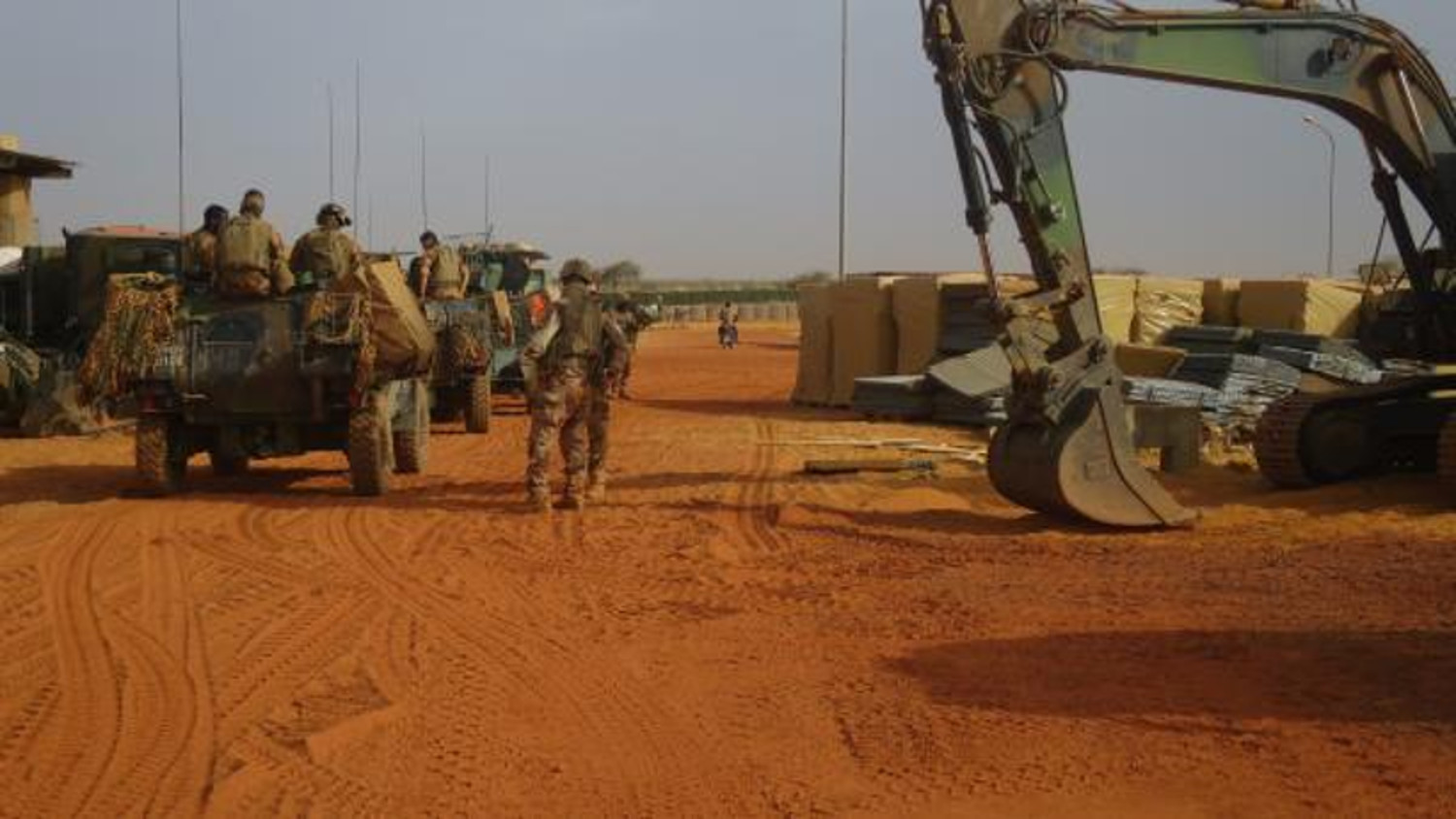 Mali: attaque à la voiture piégée, des soldats français et des civils blessés