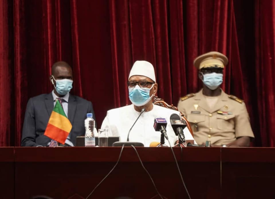 En instruisant au Chef du Gouvernement de procéder à l’application immédiate de l'article 39, le Président de la République, Chef de l'État met fin à la crise scolaire