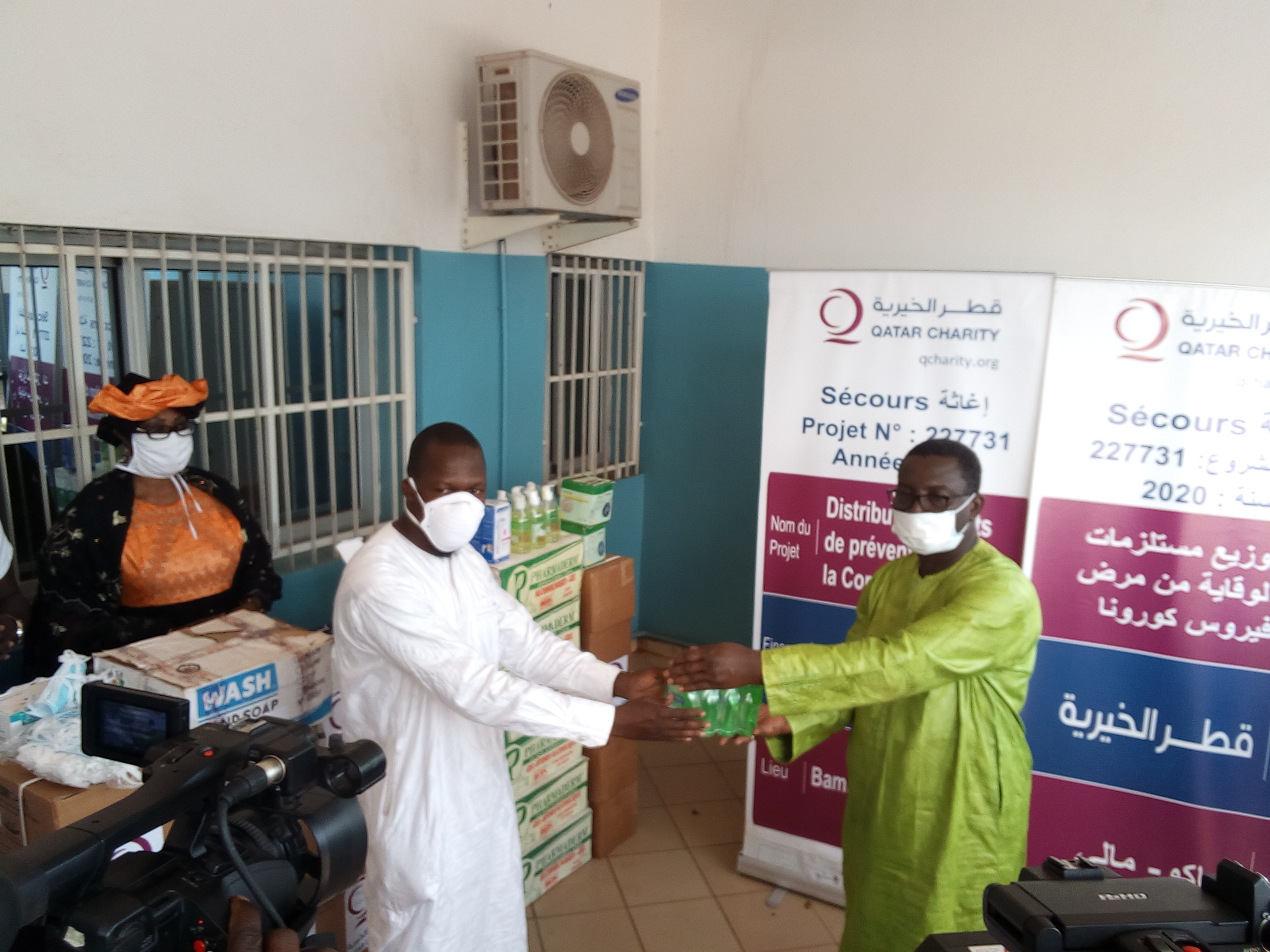 Qatar Charity met 30 millions FCFA dans les Kits de prévention contre le Covid-19 en faveur des trois grands hôpitaux de Bamako.