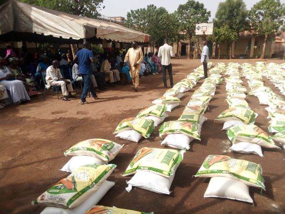 Aide Présidentielle : Remise de don de vivres aux habitants  de Badialan 1.