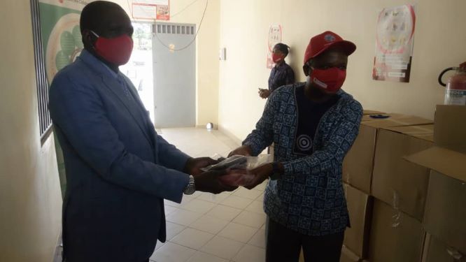 Save the children : Remise de 35.000  masques de protection au Ministère de l'Education Nationale, de l'Enseignement Supérieur et de la Recherche Scientifique.