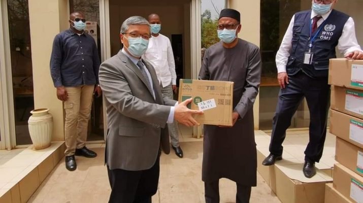 Lutte contre le Covid-19 : 7000 masques lavables, 100 litres de gel hydroalcoolique et 100 litres de savon offerts par la Primature aux prisonniers