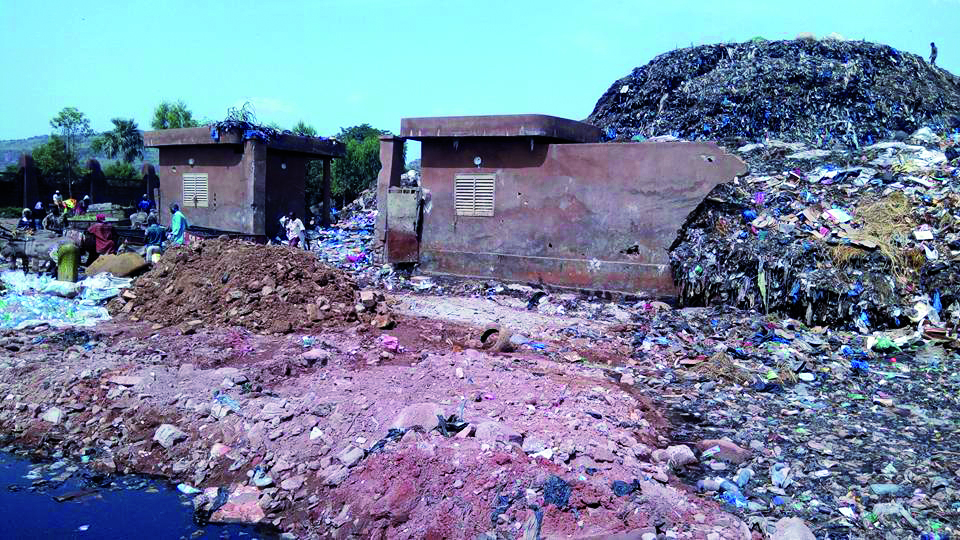 Décharge de Lafiabougou : La dure vie des ramasseurs de sachets plastiques
