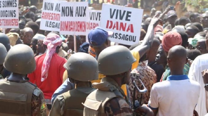 Marche contre le démantèlement des check-points des chasseurs : « IBK nous a trahi…. », s’indignent des jeunes dogons