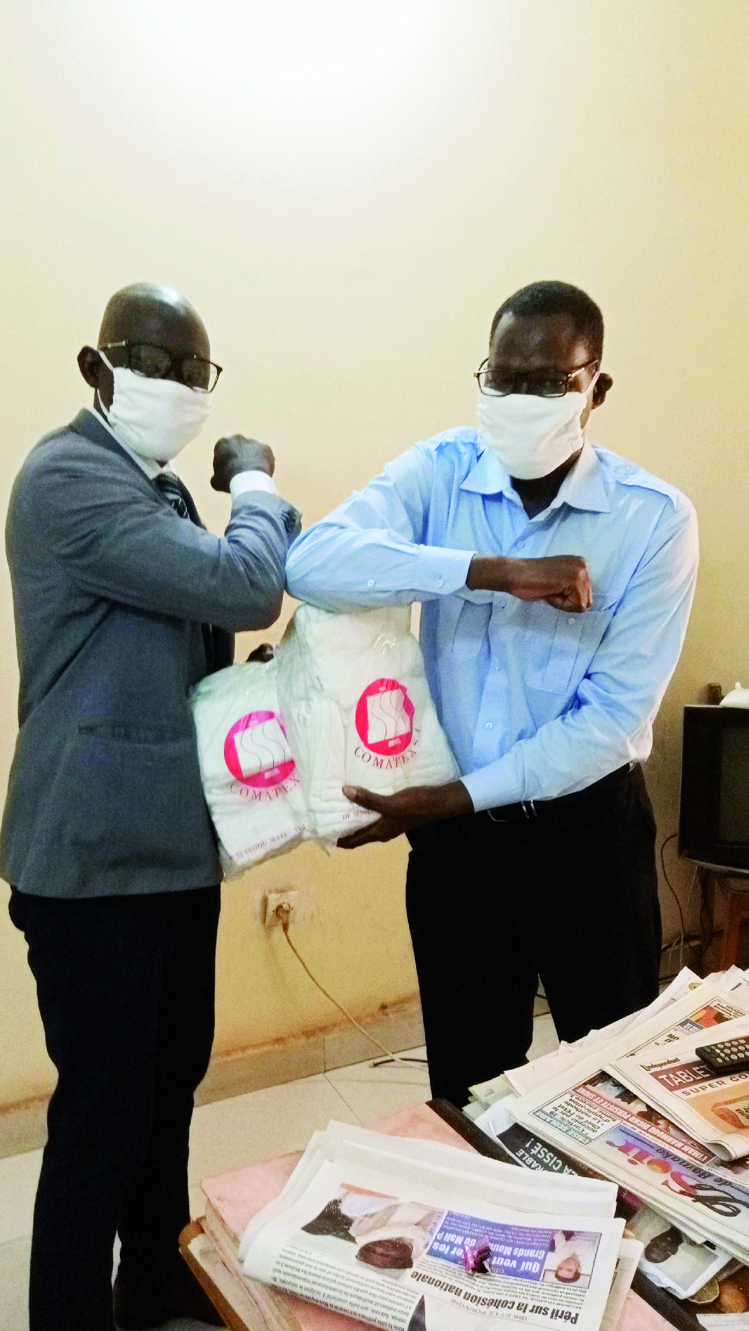 Lutte contre   la COVID-19 : L’Association des Amis  de la Chine au Mali  offre  des masques  au journal  «Le Républicain»