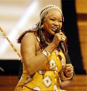 Oumou Sangaré, la diva interplanétaire : “Je chante pour venger ma mère parce qu’elle n’a pratiquement pas connu de bonheur à cause de la polygamie … “