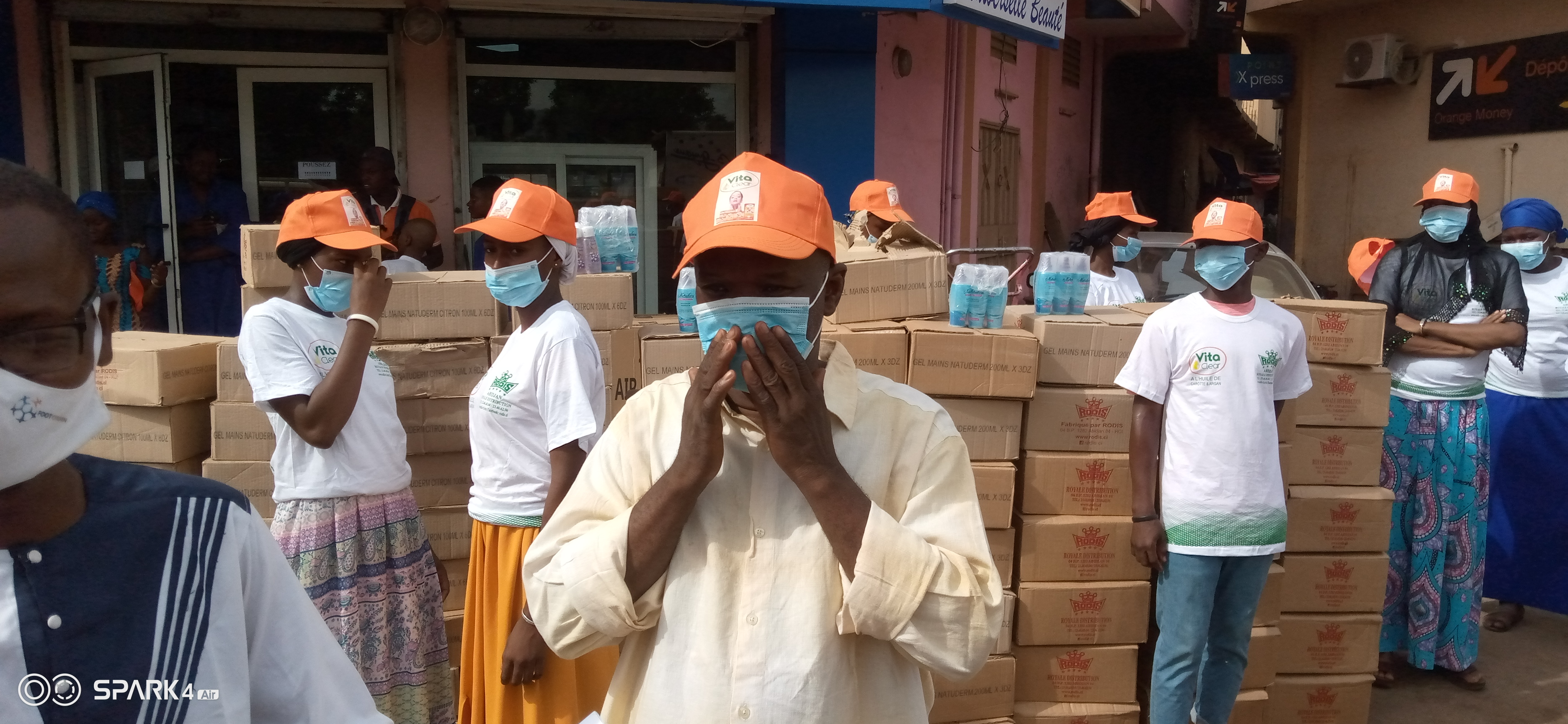Lutte contre la pandémie de coronavirus : Royal Distribution  offre des kits sanitaires aux CSREF de Bamako