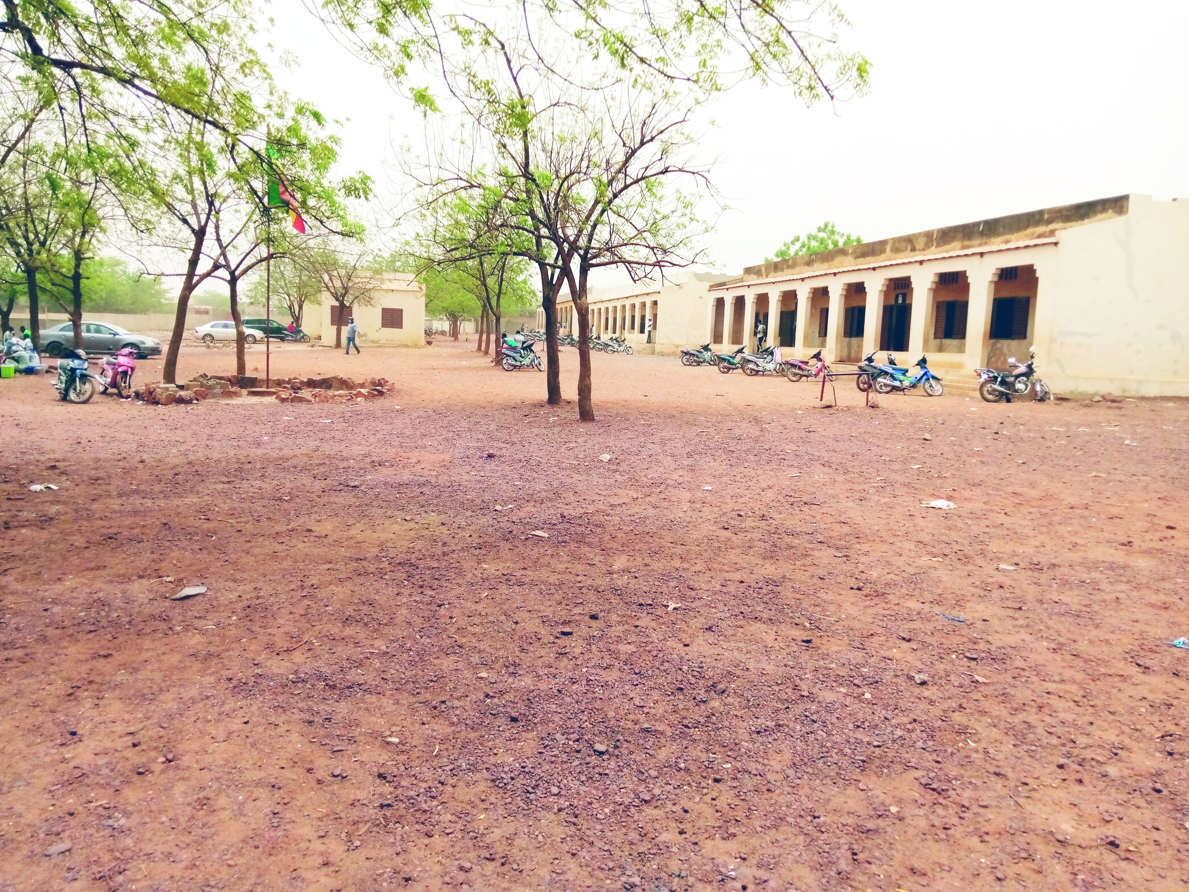 Second tour du scrutin législatif du 19 avril 2020 : Timide affluence des électeurs devant les bureaux de vote