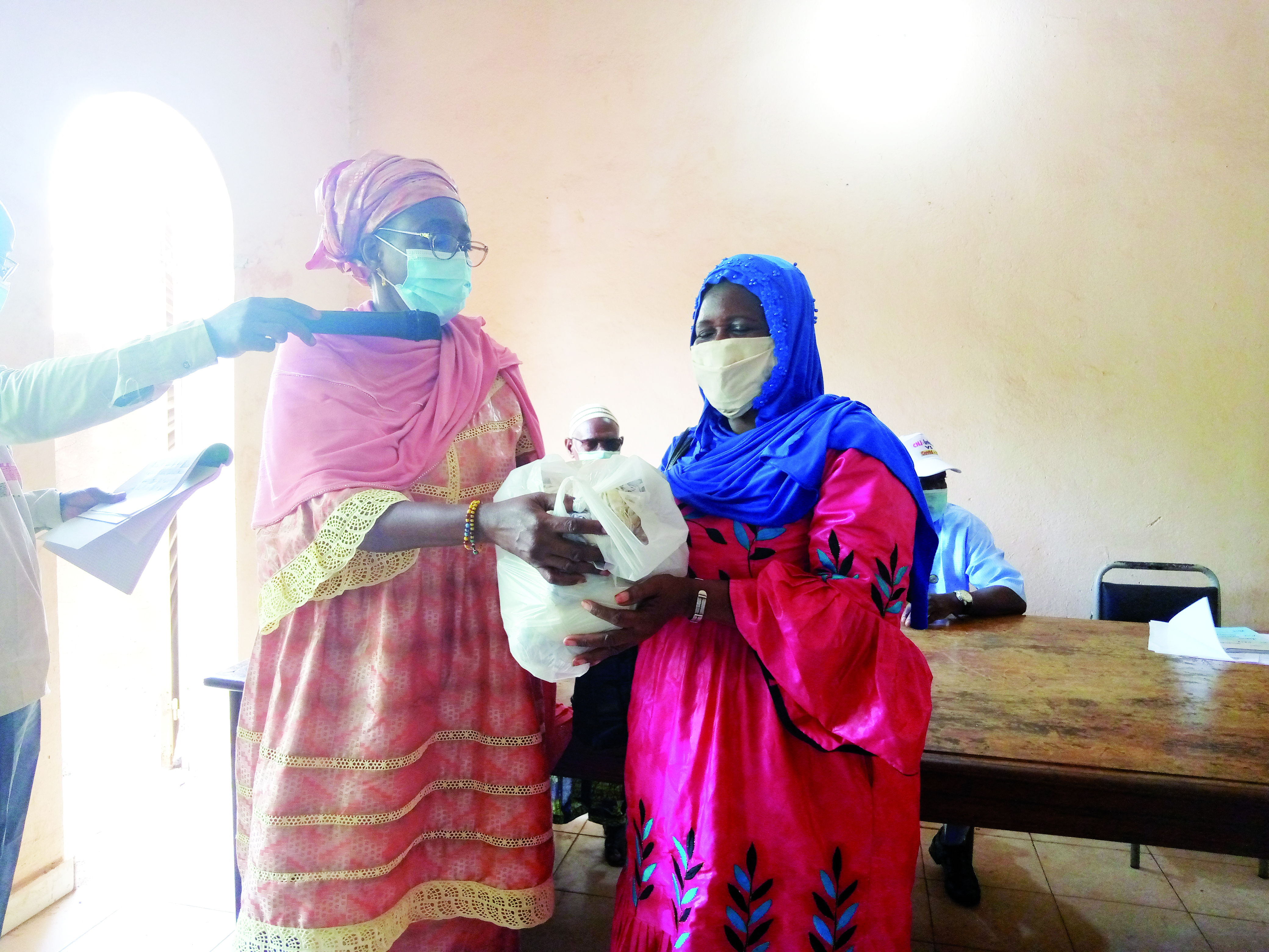 Session d'information et de sensibilisation sur le covid-19 : Le ministère de la promotion de la femme offre des masques à des Femmes leaders et à des Maîtres Coraniques