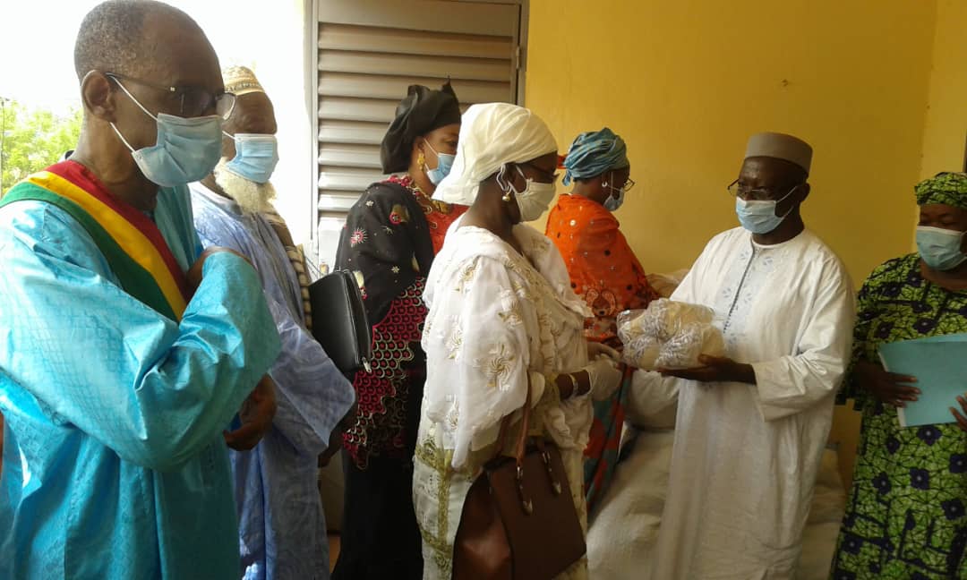 Lutte contre le Covid-19 en Commune VI du District de Bamako : Le ministère  de  la femme  approvisionne les femmes et les maitres coraniques   en masques