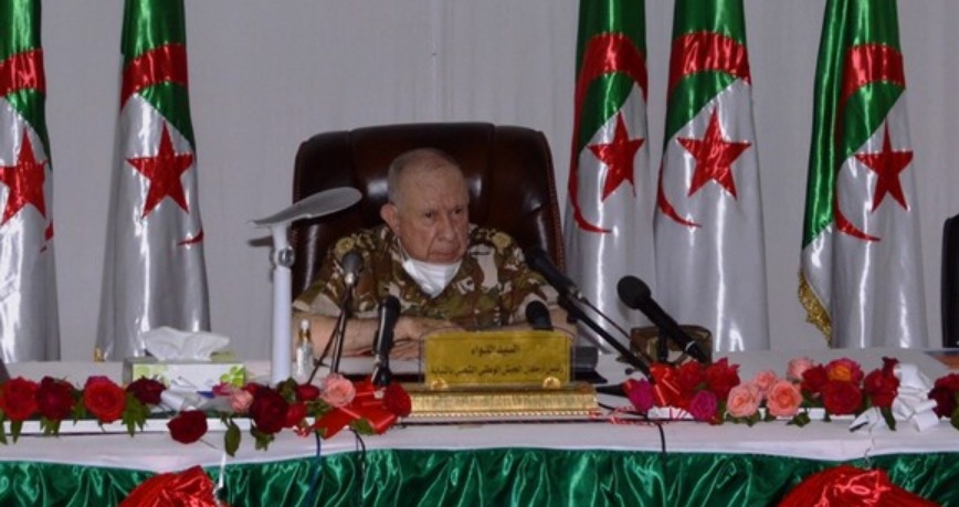 Le Général Saïd Chengriha supervise un exercice militaire à munitions réelles contre le Coronavirus près de Tindouf. Du jamais vu !