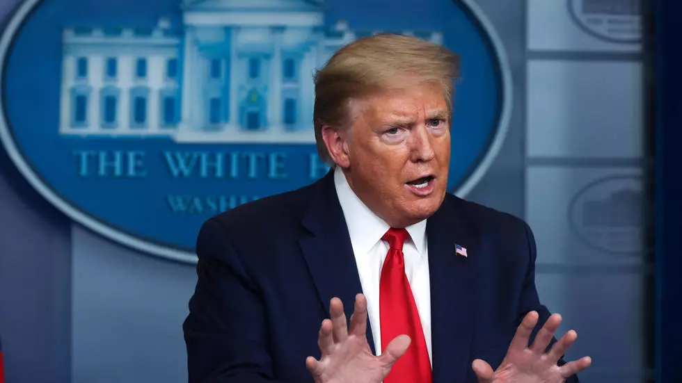 Covid-19 : Donald Trump signe le décret migratoire, le débat sur le confinement continue