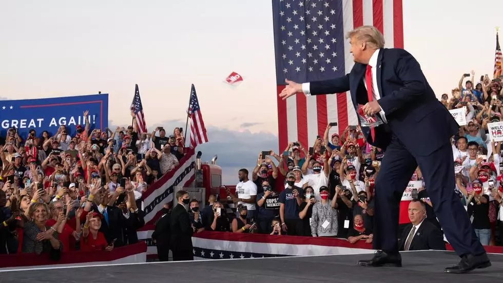Présidentielle américaine : testé négatif, Trump tient son premier meeting en Floride
