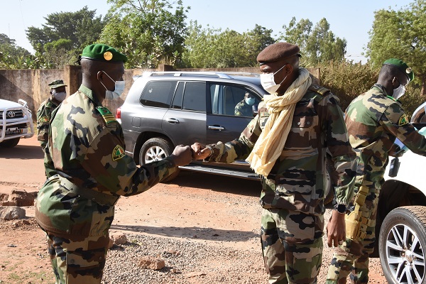 Le ministre de la défense et des anciens combattants chez les grands concepteurs des Armées