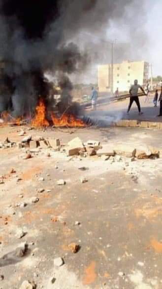 Pour protester contre le couvre-feu : la population a saccagé le poste de police de Sabalibougou