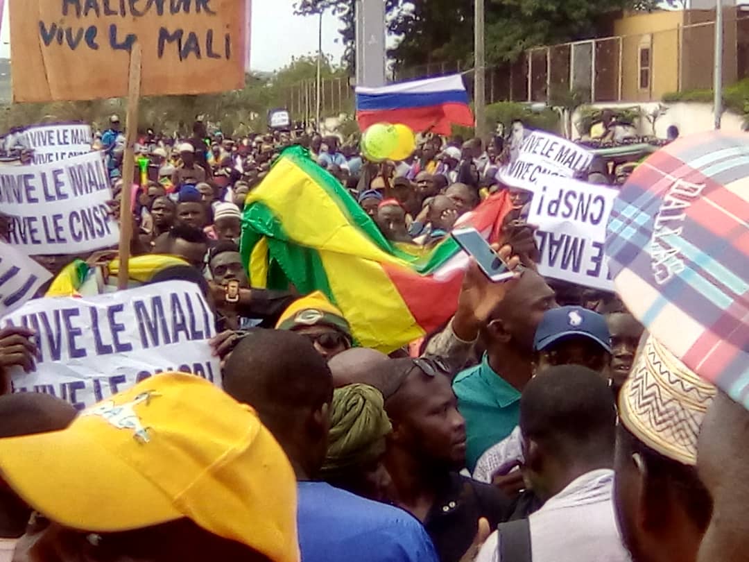 Cinquième meeting du M5-RFP à la place de l’indépendance : l’Imam Dicko se prosterne pour rendre grâce à Dieu.