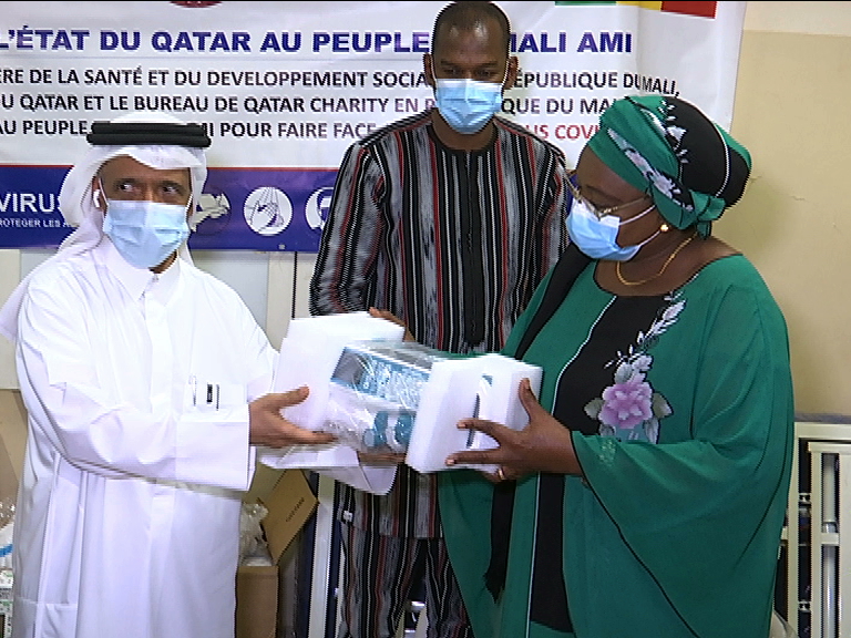 L’association QATAR CHARITY offre un lot de matériels et d’appareils médicaux ainsi que des kits de prévention