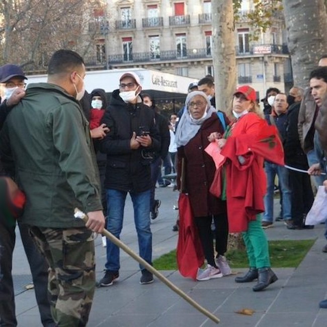 Une manifestation de Marocains à Paris tourne au vinaigre suite à l’intervention violente de miliciensalgéro-polisariens.