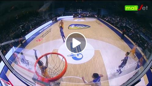 Un basketteur marque un panier de la tête
