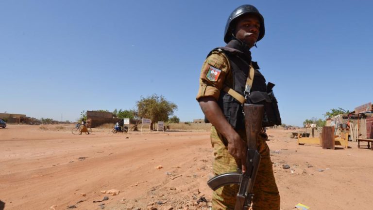 Burkina Faso: trois soldats tués dans l’attaque d’un détachement militaire à Kelbo, dans le nord