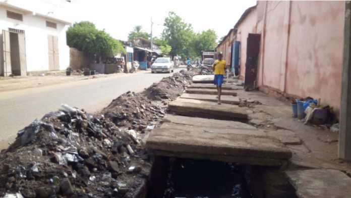 ENVIRONNEMENT : Le curage des caniveaux entre incivisme des citoyens et manque de volonté des autorités