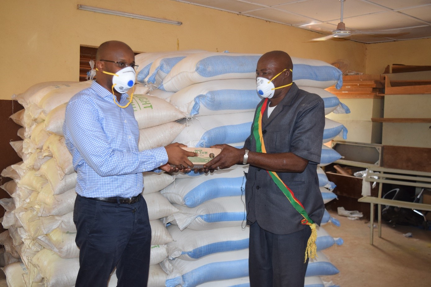 La cimenterie CMM offre des kits sanitaires et denrées alimentaires d’une valeur de 20 millions FCFA.