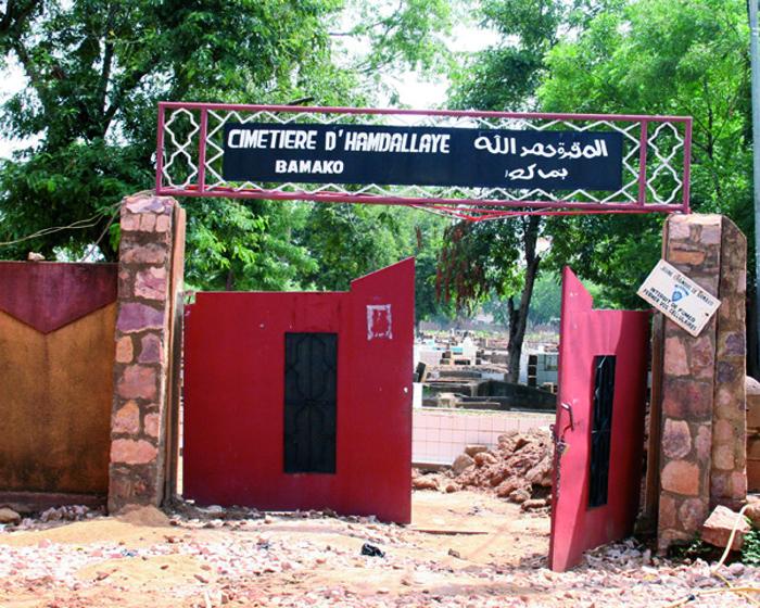 Cimetière d’Hamdallaye : L’ex- ministre Amadou KOÏTA et ses camarades rendent hommage aux 22 victimes de l’accident de 2006 et à ATT