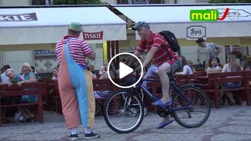 Un clown arrête un cycliste imprudent